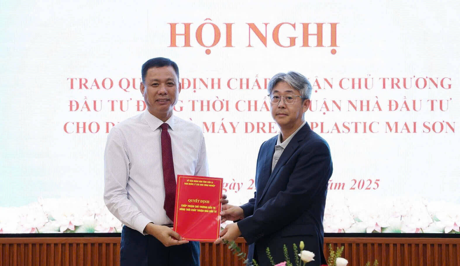 Pho Chu tich UBND tinh Son La trao quyet dinh chap thuan chu truong dau tu Du an Nha may Dream Plastic Mai Son. Anh: Minh Thu