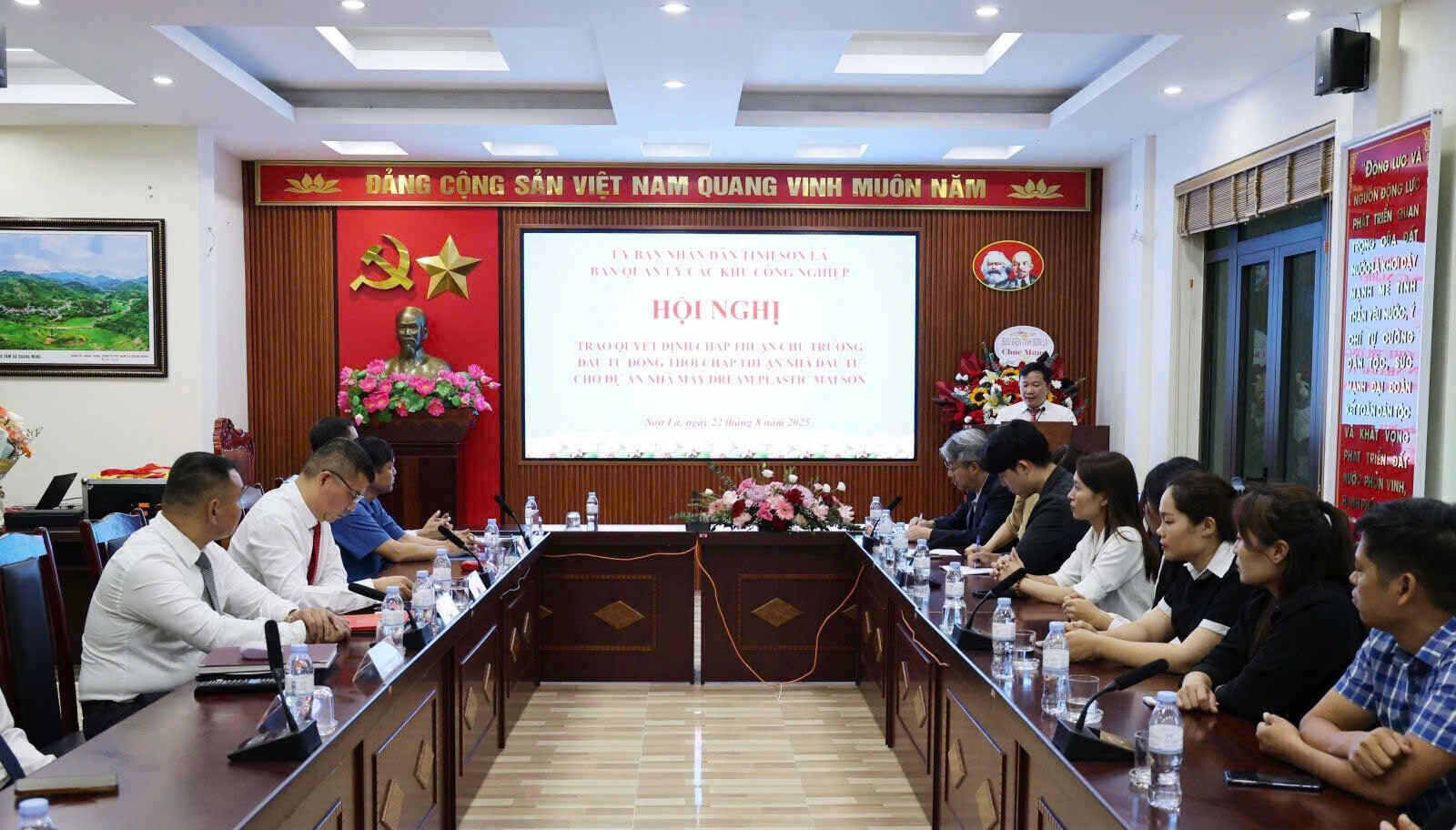 Hoi nghi trao Quyet dinh chap thuan chu truong dau tu, dong thoi chap thuan nha dau tu Du an Nha may Dream Plastic Mai Son. Anh: Minh Thu