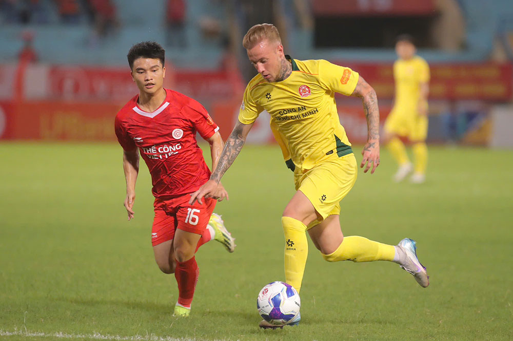 Sau ban thua, cac cau thu Cong an TPHCM van to ra be tac trong khau tan cong va gap kho trong viec tim phuong an tiep can khung thanh cua thu mon Van Viet.