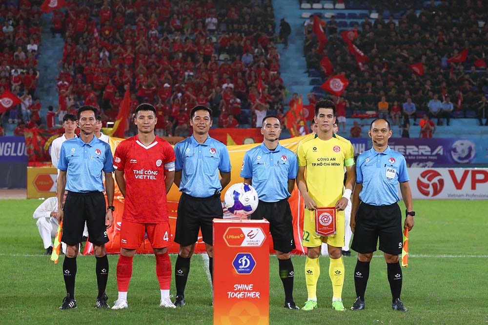 Toi 22.8, tren san Hang Day, cau lac bo The Cong Viettel (ao do) co cuoc tiep don Cong an TPHCM o tran dau som nhat vong 2 V.League 2025-2026.