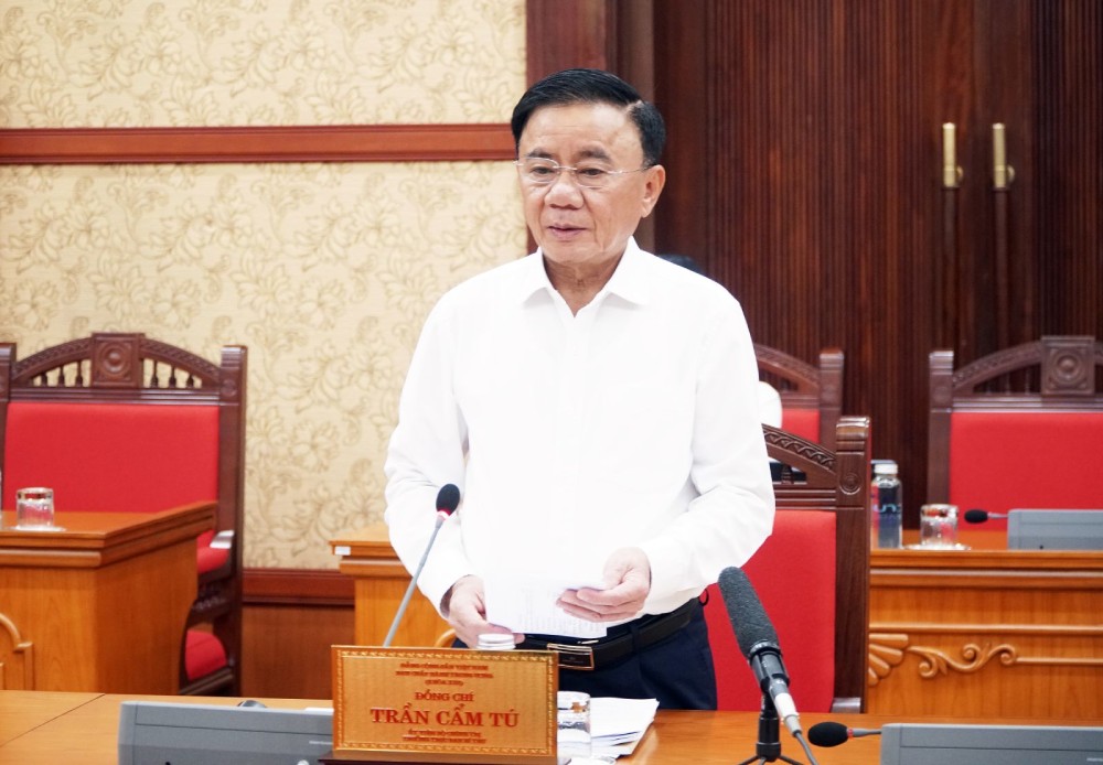 Politburo member and Standing member of the Secretariat Tran Cam Tu signed and issued Conclusion No. 185-KL/TW on strengthening leadership and direction of the organization of party congresses at all levels towards the 14th National Congress of the Party. Photo: Hien Hoa