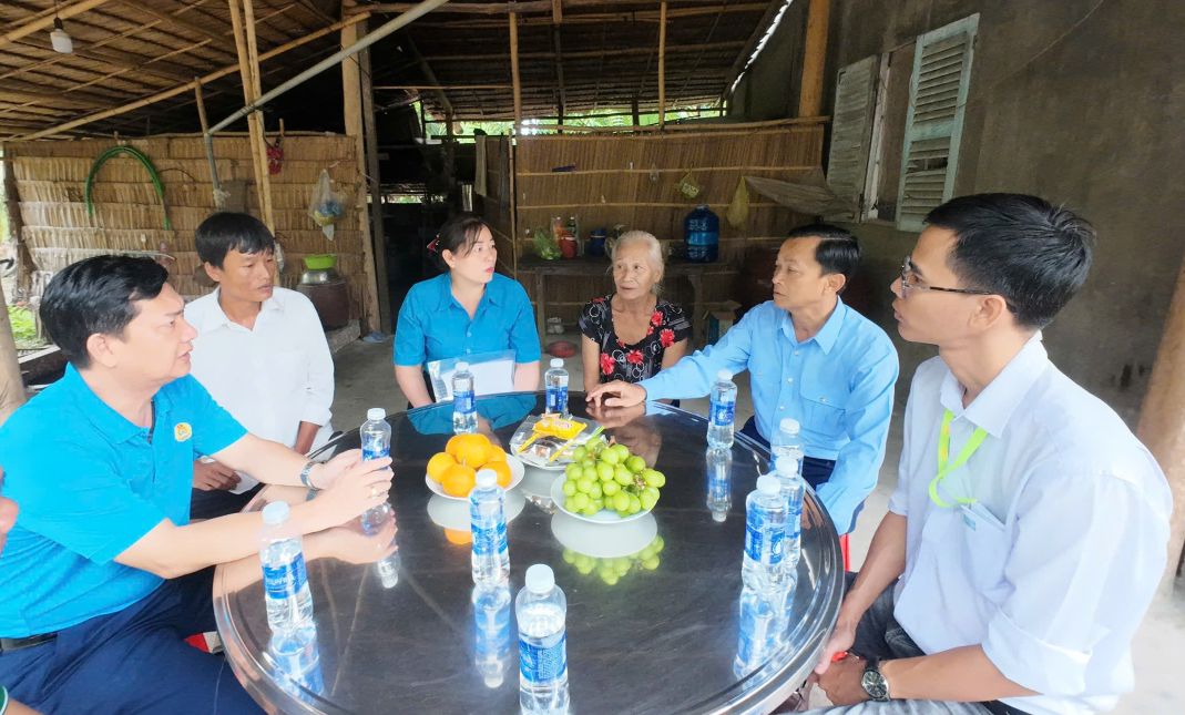 Doan cong tac cua LDLD TP Can Tho va CDCS Cong ty TNHH Lac Ty II tham hoi gia dinh doan vien. Anh: LDLD TP Can Tho