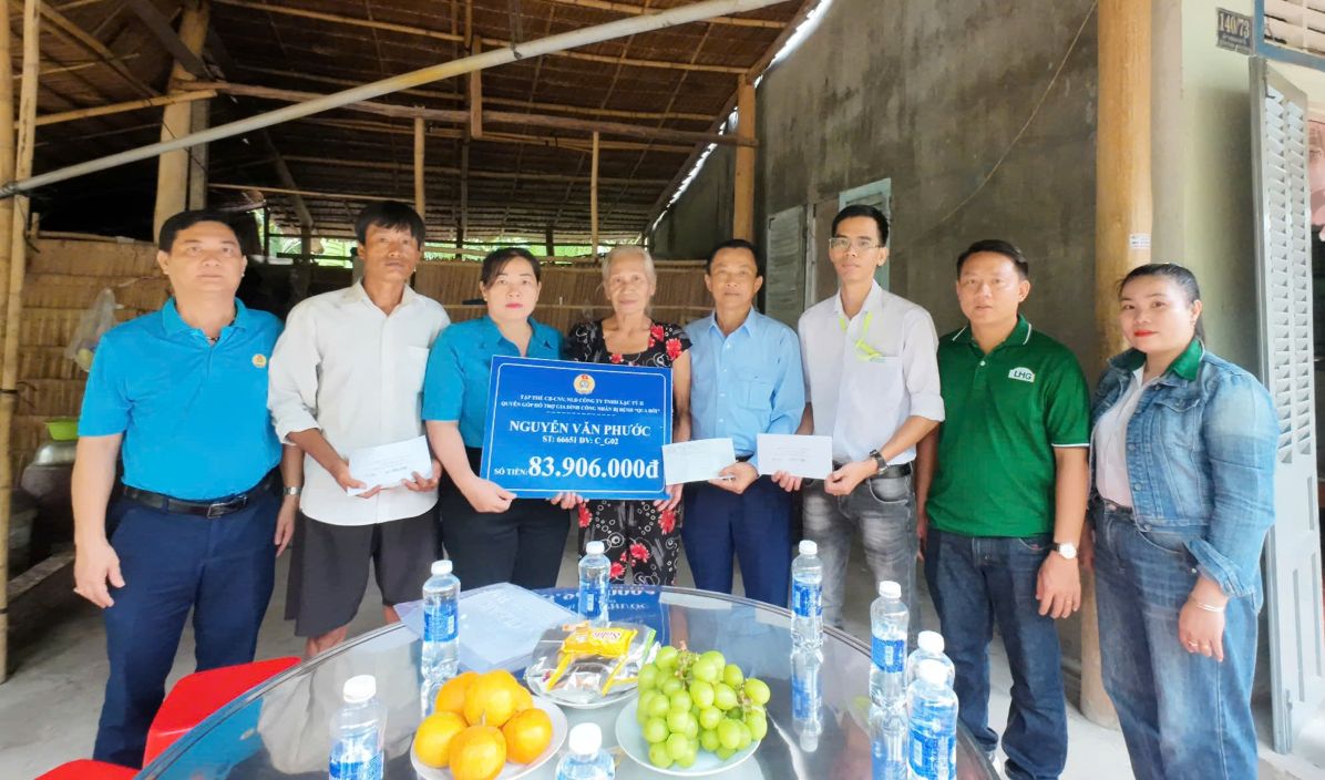 Lanh dao LDLD TP Can Tho va CDCS Cong ty TNHH Lac Ty II trao tang tien ho tro cho gia dinh doan vien. Anh: LDLD TP Can Tho