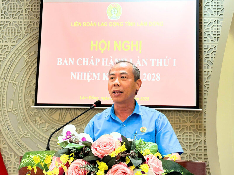 람동성 노동 연맹 위원장 - Nguyen Phu Hoang 씨가 각급 노동조합을 환영하는 최고조 경쟁을 시작합니다. 사진: Duc Lam