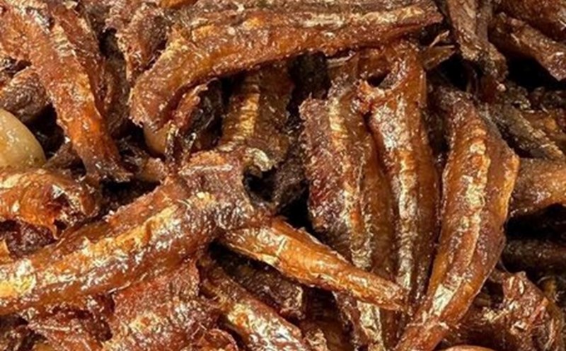 Eating fish with bones, especially anchovies, will contribute to effective calcium supplementation. Photo: Kieu Vu