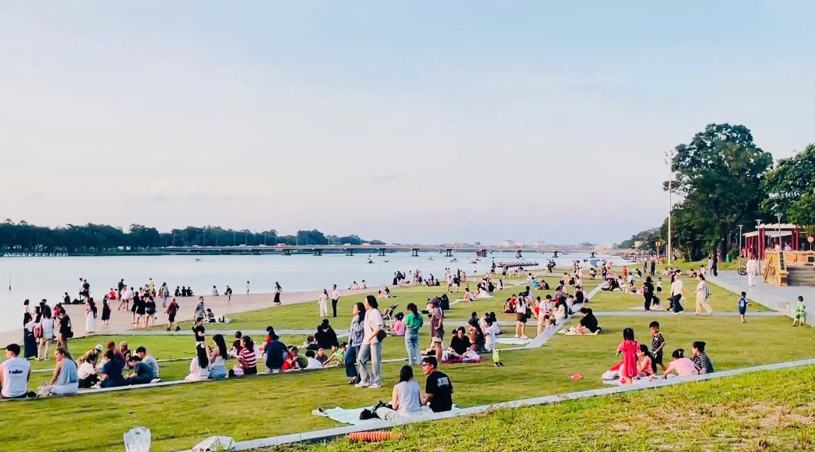 The new, attractive space along the Huong River.