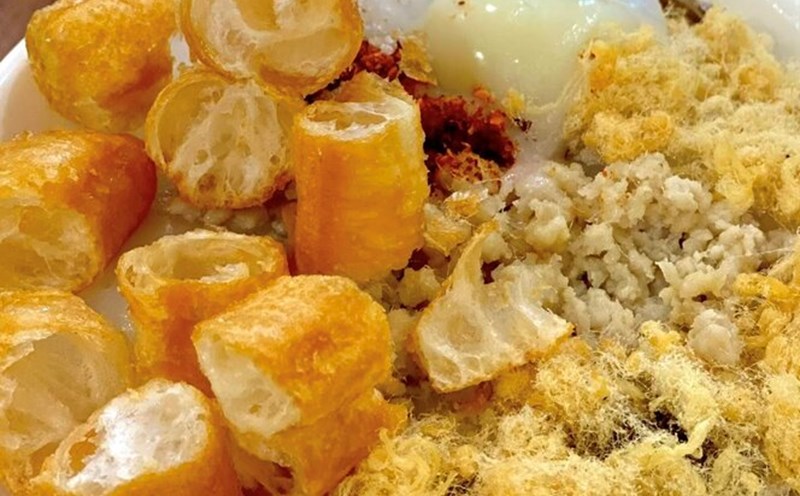 The habit of eating congee, pho, vermicelli with fried dough sticks will affect the weight loss process. Photo: Kieu Vu