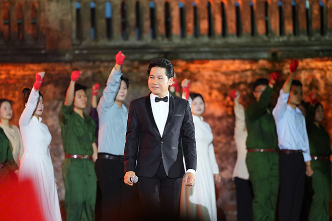 Ca si Trong Tan the hien lien khuc “Tinh Bac sang doi ta - La co Dang“. Anh: Ban to chuc cung cap