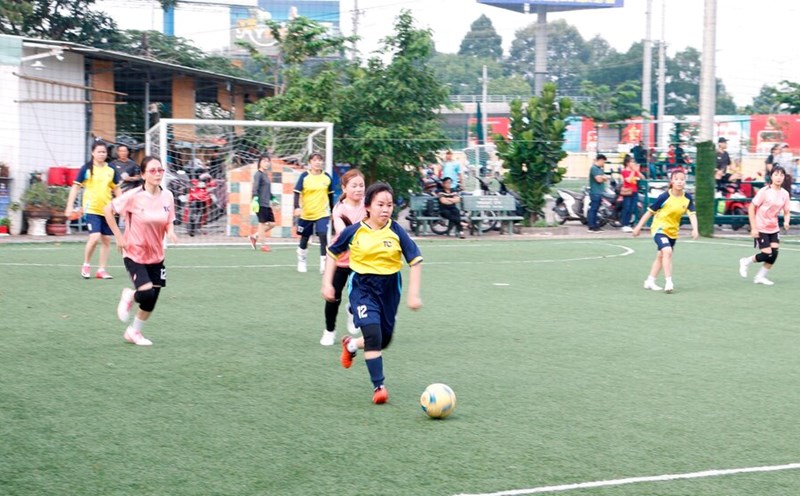 Exercise games organized by trade unions in professional coordination attract workers. Photo: Thu Thuy