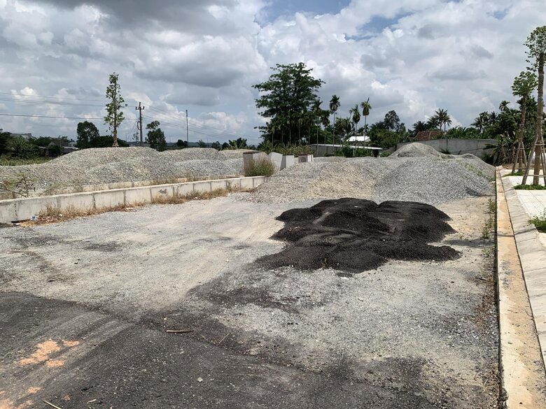 Many people in Quang Ngai have not yet handed over the site for the construction of the road project connecting Thach Bich bridge to Tinh Phong with a total investment of nearly 700 billion VND. Photo: Vien Nguyen