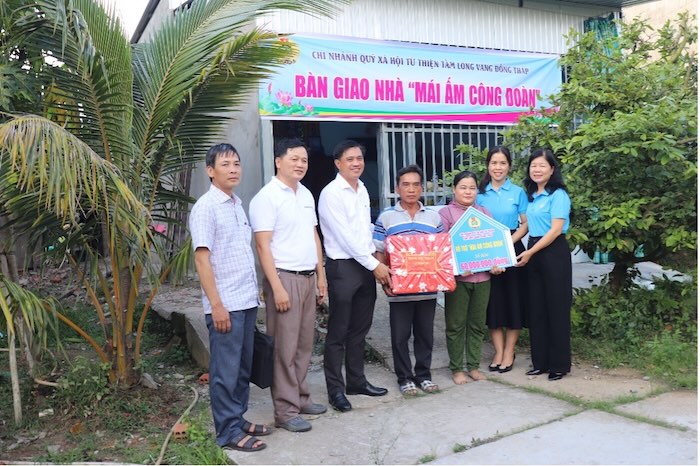 Lanh dao LDLD tinh Dong Thap, xa Phong My, Cong doan co so chup anh luu niem cung gia dinh doan vien Doan Van Do - Cong doan co so Cong ty TNHH Pilmico Viet Nam. Anh: Luu Hung.