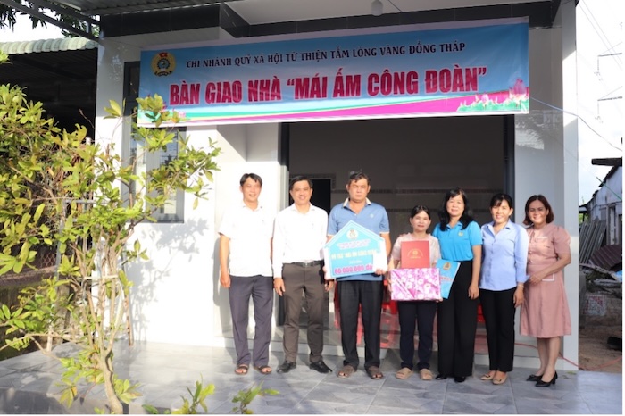 Chup anh luu niem cung gia dinh doan vien Tran Thi Thuy Duong. Anh: Luu Hung.