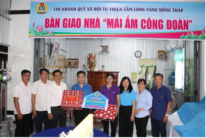 Lanh dao LDLD Tinh, xa Phong My, Cong doan co so chup anh luu niem cung gia dinh doan vien Vo Minh Duong - Cong doan co so xa Phong My