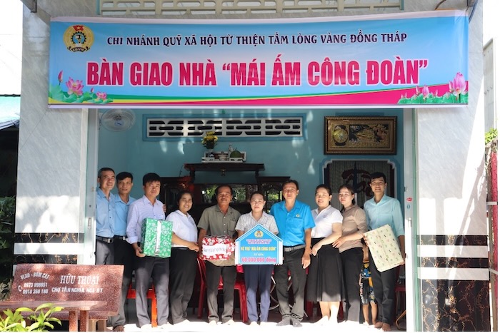 Dai dien LDLD tinh, xa Ba Sao, CDCS chup anh luu niem cung gia doan vien Nguyen Thi Hong Tham - Cong doan co so Trung tam Y te khu vuc Cao Lanh 2. Anh: Luu Hung.