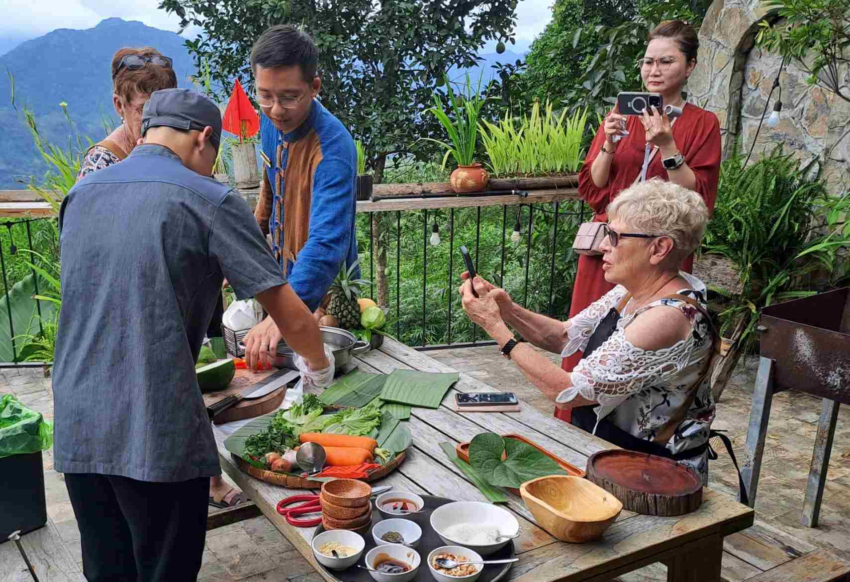 Du khach quoc te tham gia lop hoc nau an o mot khu nghi duong Pu Luong, Thanh Hoa vao thang 8.2025. Anh: Huong Chi