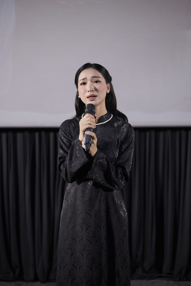 Ca si Hoa Minzy xuc dong roi nhieu nuoc mat trong buoi gioi thieu MV “Noi dau giua hoa binh” tai Ha Noi. Anh: Nhan vat cung cap