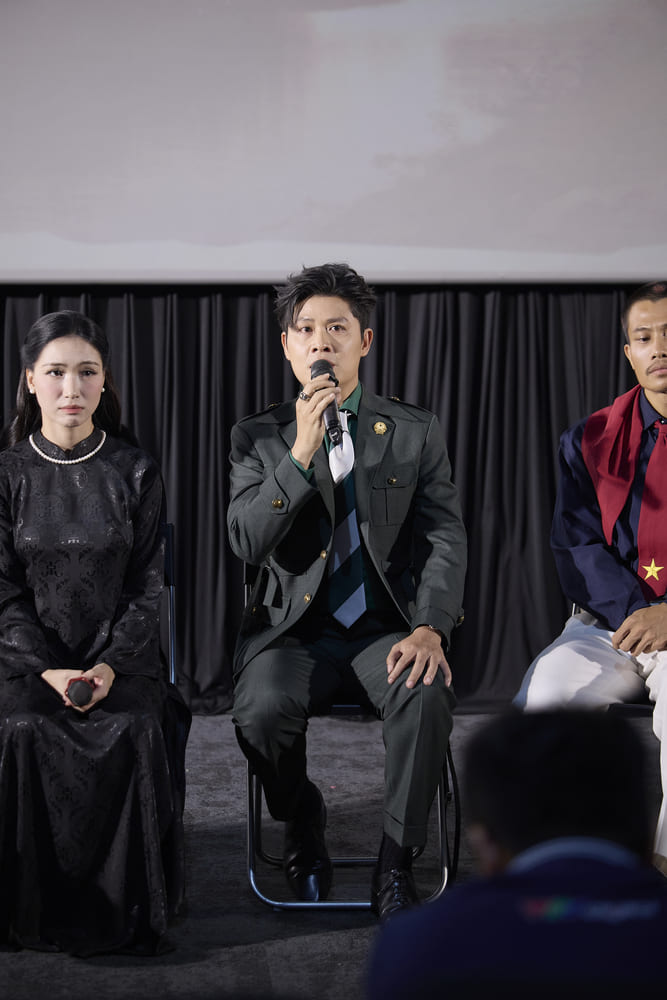 Nguyen Van Chung ke, khi chung kien Hoa Minzy thu am ca khuc anh cung khong kim duoc su xuc dong. “O doan cao trao, Hoa Minzy sau cau hat da guc xuong va om mat khoc. Tat ca moi nguoi co mat tai phong thu, ai cung deu roi nhung giot nuoc mat vi xuc dong va chan thanh truoc nhung cau hat nhu thau noi dau cua me Viet Nam anh hung”