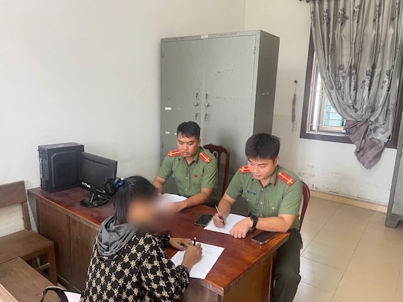 The Security Team, A Sao Commune Police worked with Ms. D.T.M. Photo: Hung Yen Provincial Police