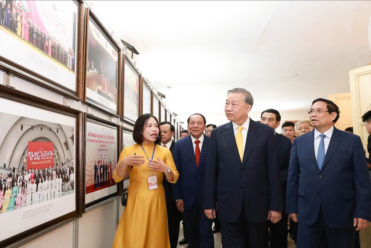 Tong Bi thu To Lam va Thu tuong Chinh phu Pham Minh Chinh tham quan trien lam tai le ky niem. Anh: Hai Nguyen