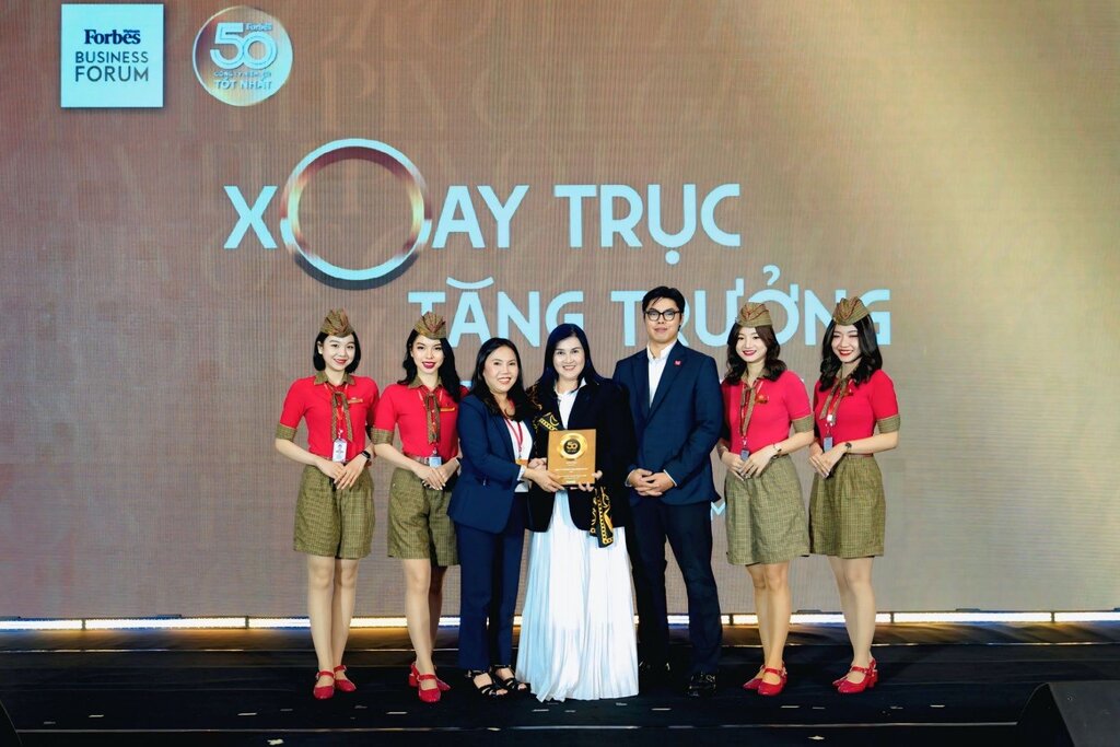 Thanh vien HDQT, Pho Tong giam doc, CFO Vietjet Ho Ngoc Yen Phuong nhan giai thuong Top 50 Cong ty niem yet tot nhat Viet Nam. Anh Vietjet