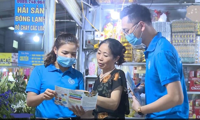 Hung Yen Social Insurance officers disseminate social insurance and health insurance policies to the people. Photo: Hung Yen Social Insurance