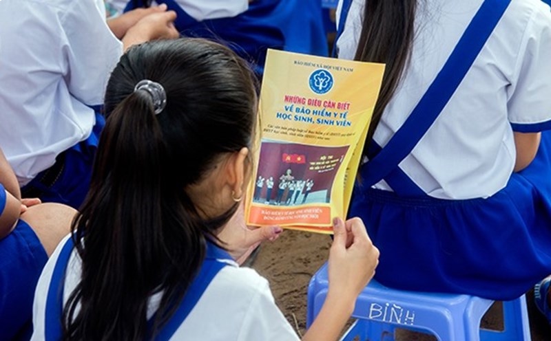 건강 보험에 가입한 학생 대학생은 아플 때 많은 실질적인 혜택을 누릴 수 있습니다... 사진: 하노이시 사회 보험