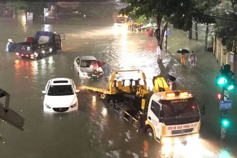 Quang Ngai省の中心部の多くの道路は、大雨が長引くたびに頻繁に深刻な浸水に見舞われています。写真:Le Tan