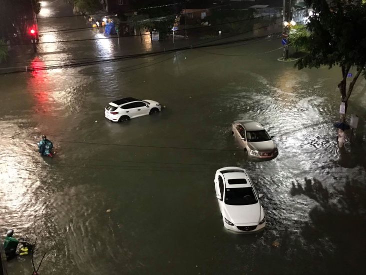 Nhieu tuyen duong o trung tam tinh Quang Ngai thuong xuyen bi ngap cuc bo khi xay ra mua lon keo dai. Anh: Le Tan