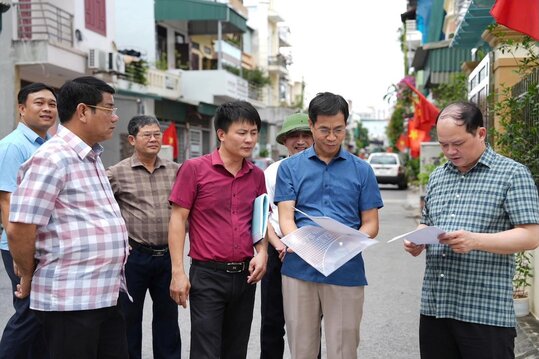 Leaders of Hai Duong ward (Hai Phong city) inspect the actual land clearance of the roads that are still stuck. Photo: Quoc Tung