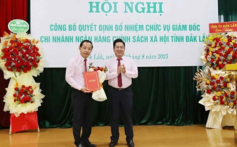 Mr. Huynh Van Thuan - Deputy General Director of the Bank for Social Policies of Vietnam presented the appointment decision to Mr. Dao Thai Hoa. Photo: Minh Hue