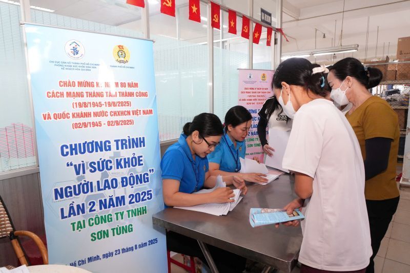 건강 검진을 등록하는 여성 노동자들. 사진: Duc Long