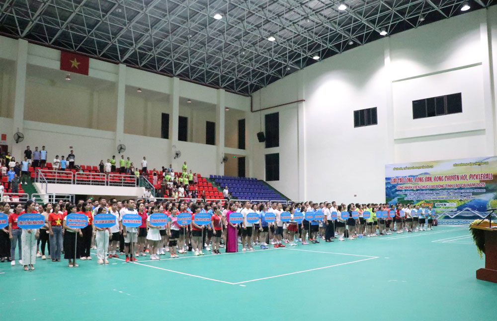 The competition gathered 36 delegations with over 400 athletes who are cadres, civil servants, public employees, and workers of Lao Cai province. Photo: Manh Hung