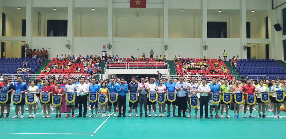 Lanh dao Lien doan Lao dong tinh Lao Cai va cac dai bieu trao co luu niem cho cac doi tham du giai. Anh: Manh Hung