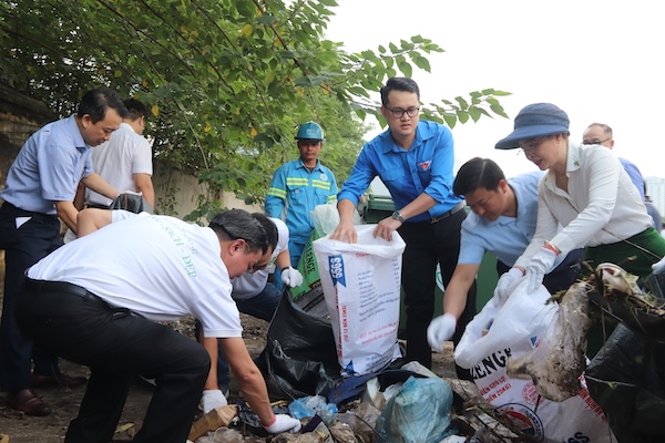 La gente de Hanoi se convierte en voluntarios verdes uniendo fuerzas para limpiar el medio ambiente. Foto: Nguyen Linh