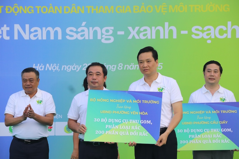  Le phat dong toan dan tham gia bao ve moi truong vi mot Viet Nam sang - xanh - sach - dep. Anh: Nguyen Linh