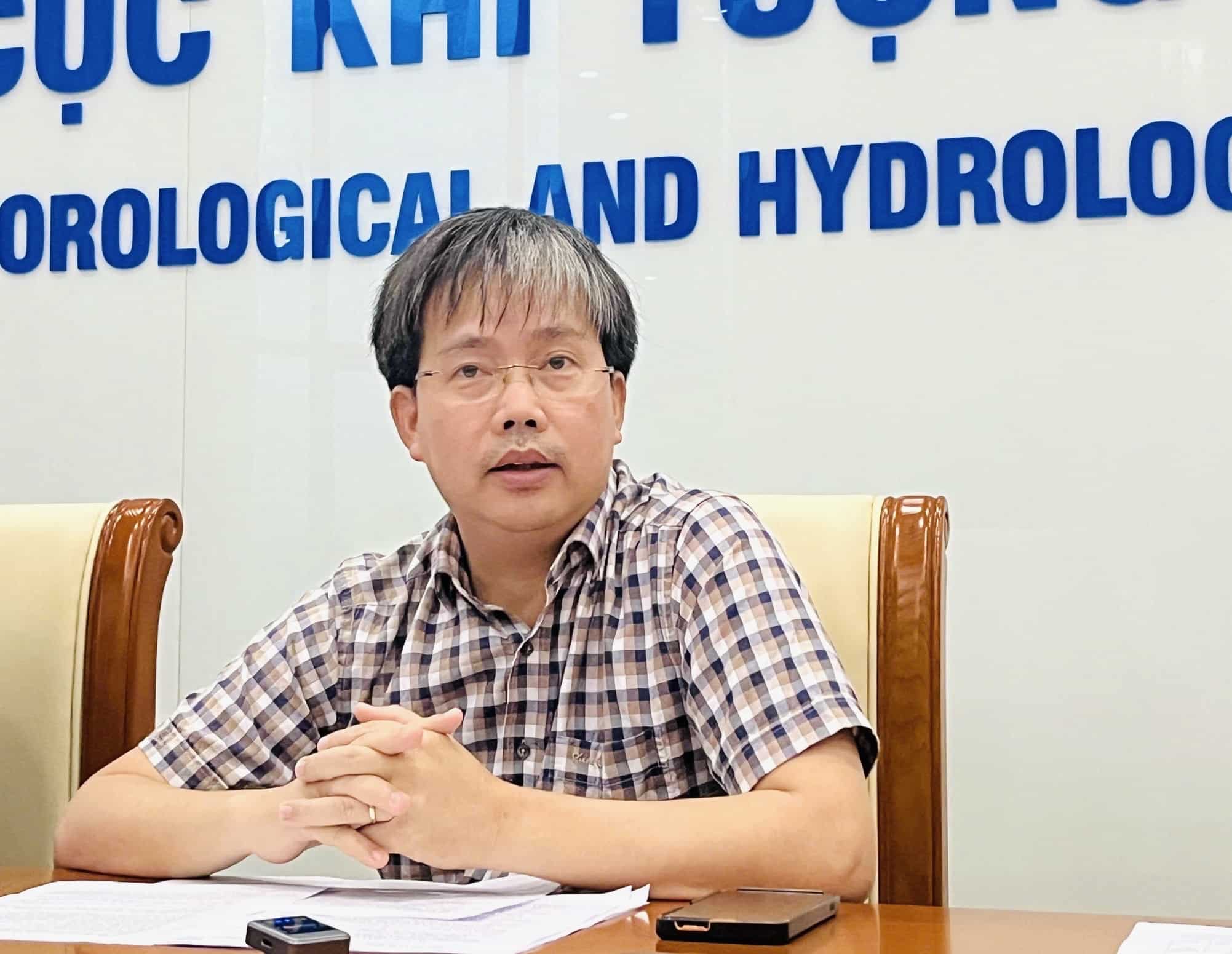 Ong Mai Van Khiem - Giam doc Trung tam Du bao Khi tuong Thuy van Quoc gia cho biet bao so 5 se tang cap nhanh. Anh: An An
