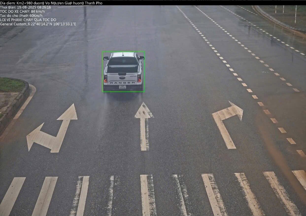 Muchos coches que conducen a exceso de velocidad y cruzan el semaforo en rojo son multados en Cao Bang. Foto: Policia de Cao Bang