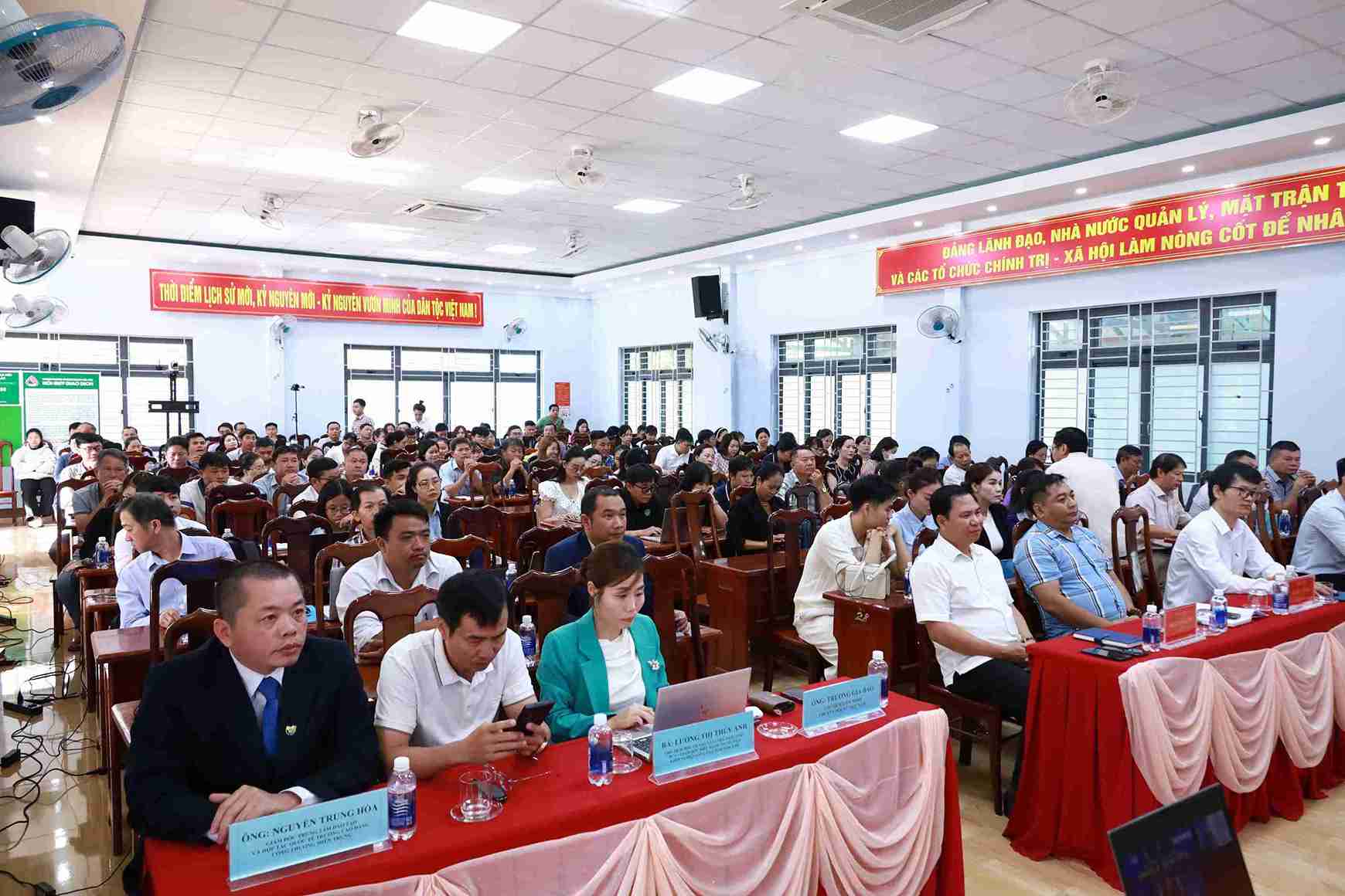 Cac dai bieu tham du hoi nghi. Anh: Bao Trung