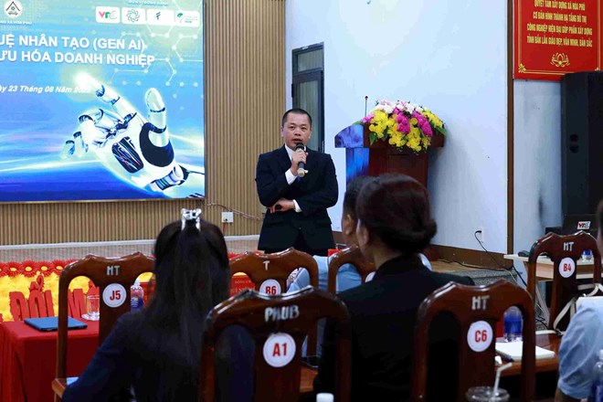 Cán bộ và doanh nghiệp ở Đắk Lắk học cách ứng dụng AI trong công việc