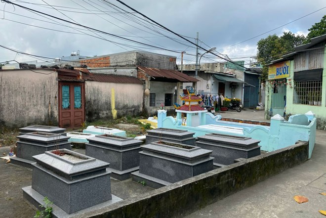 ダナンの住宅地に隣接する墓。写真:トゥイ・チャン