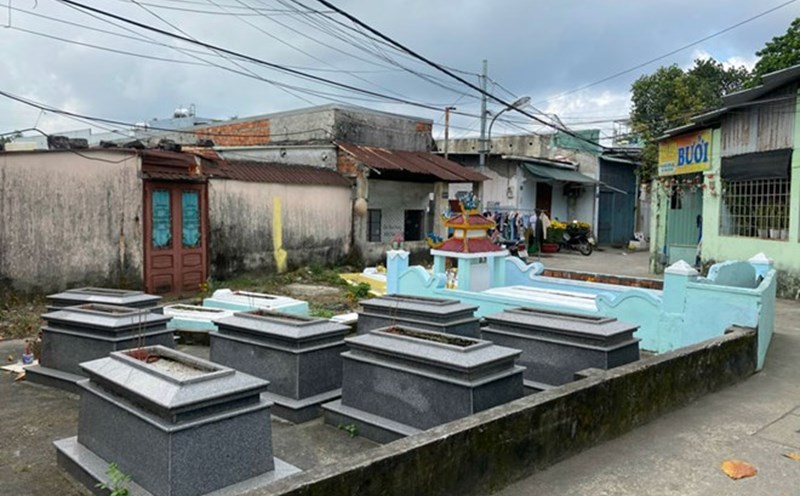 The tombs are located between residential areas in Da Nang. Photo: Thuy Trang