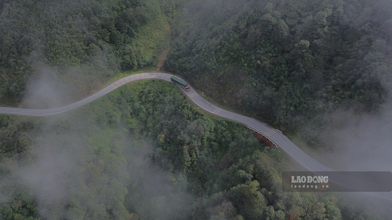 Nam tren quoc lo 4D, deo Hoang Lien noi lien 2 tinh Lao Cai – Lai Chau va cung chinh la ranh gioi giua hai tinh. Voi do dai 50km, O Quy Ho la mot trong so nhung cung duong deo dai, hiem tro va hung vi bac nhat o vung nui phia Bac Viet Nam. Con deo nay duoc menh danh la “vua deo vung Tay Bac”.