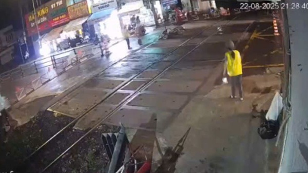 Two female barrier guards bravely prevented the railway accident. Photo: Cut from Clip