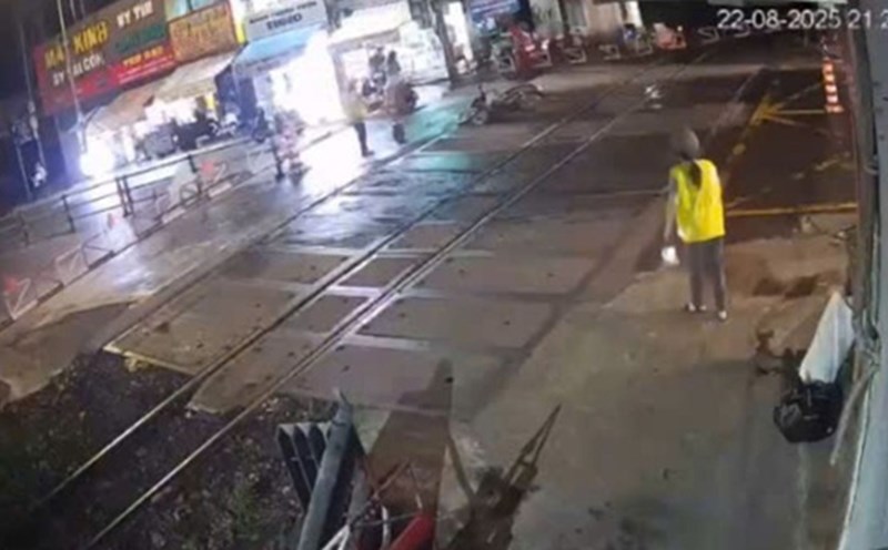 Two female barrier guards bravely prevented the railway accident. Photo: Cut from Clip