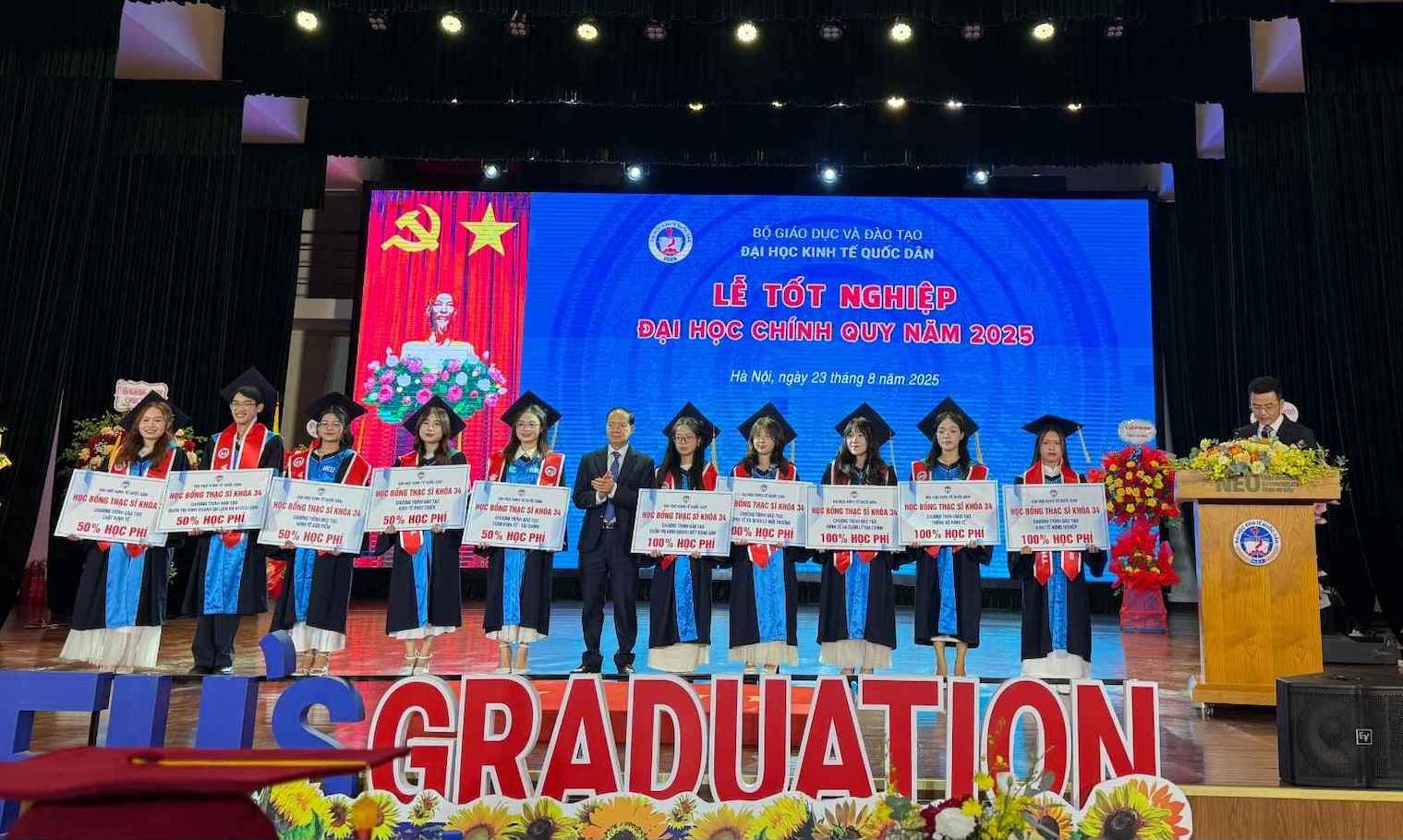 National Economics University awards scholarships to outstanding new bachelors. Photo: Phuong Anh