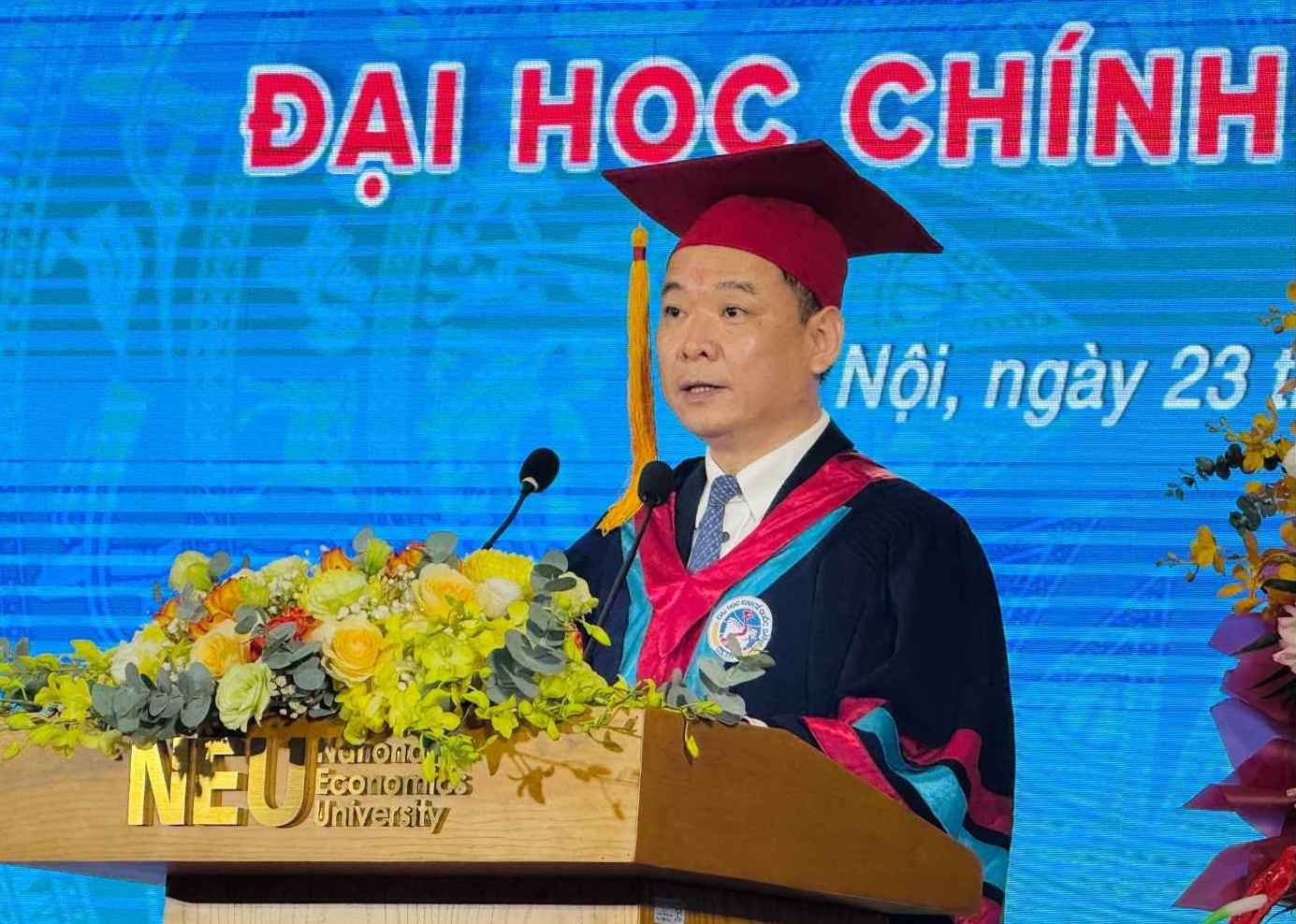 PGS.TS Bui Huy Nhuong - Giam doc Dai hoc Kinh te Quoc dan - gui loi chuc mung den cac tan cu nhan. Anh: Phuong Anh