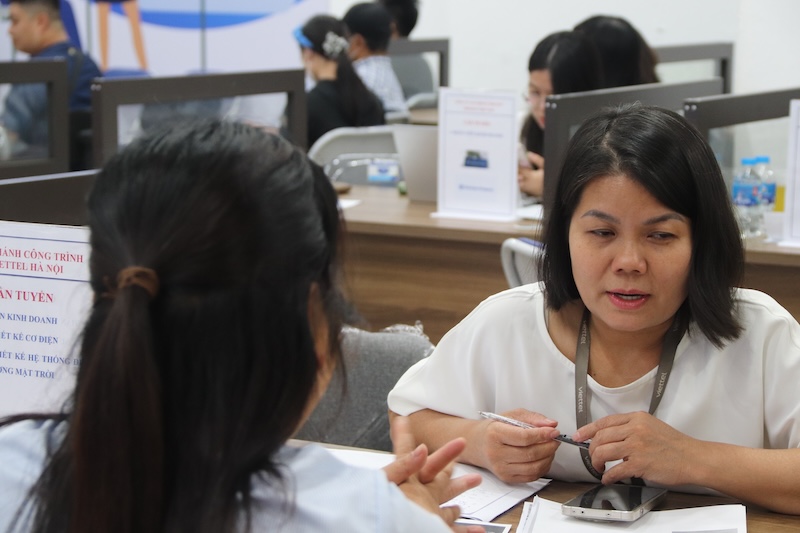 3분기에 수도와 주변 지방의 고용 시장이 다시 활기를 띠고 있습니다. 사진: 응우옌 린