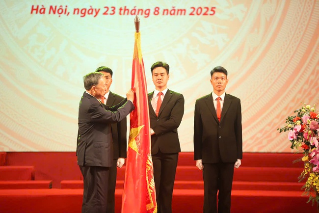 또 람 총비서는 당과 국가 지도부를 대표하여 문화체육관광부에 1급 노동 훈장을 수여했습니다. 사진: 비엣 훙/문화체육관광부