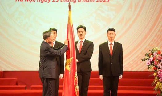 Tổng Bí thư Tô Lâm thay mặt Lãnh đạo Đảng và Nhà nước trao Huân chương Lao động hạng Nhất cho Bộ Văn hóa, Thể thao và Du lịch. Ảnh: Việt Hùng/Bộ VHTTDL