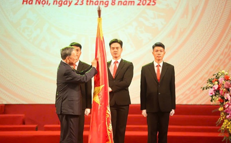 General Secretary To Lam, on behalf of the Party and State leaders, presented the First Class Labor Medal to the Ministry of Culture, Sports and Tourism. Photo: Viet Hung/Ministry of Culture, Sports and Tourism